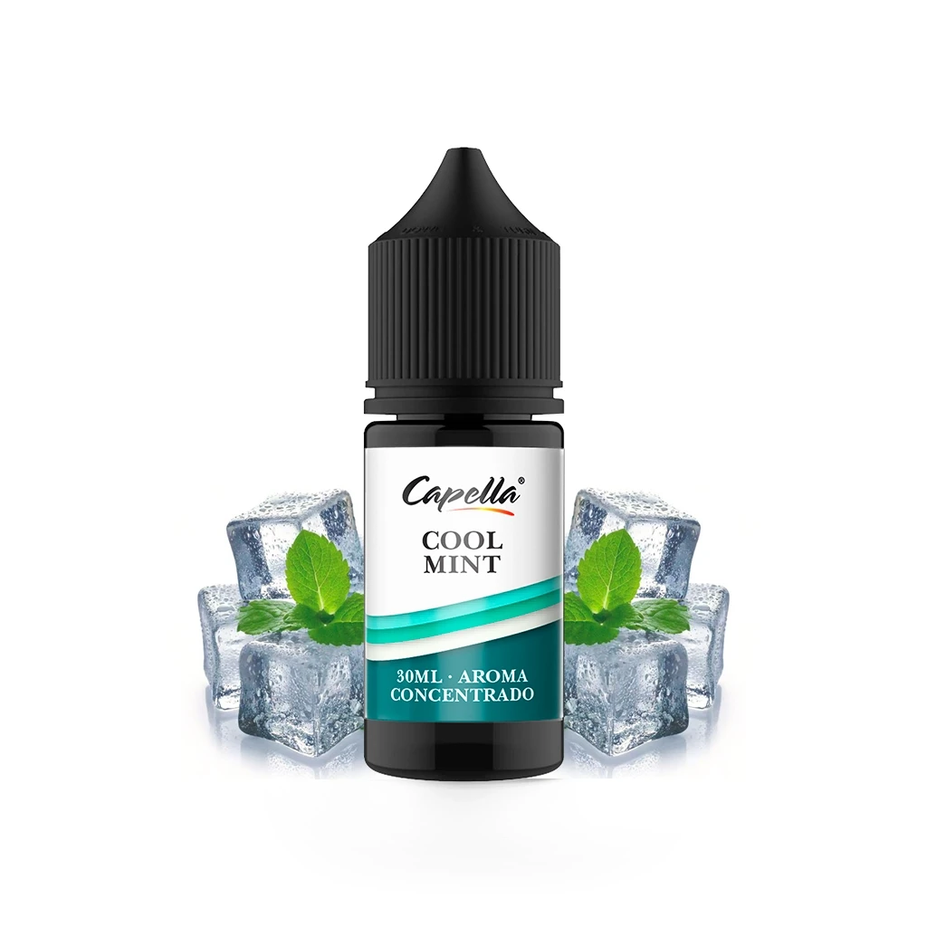 Frasco de Cool Mint de Capella con tapón negro y etiqueta de aroma concentrado de 30 ml, rodeado de cubitos de hielo y hojas de menta.