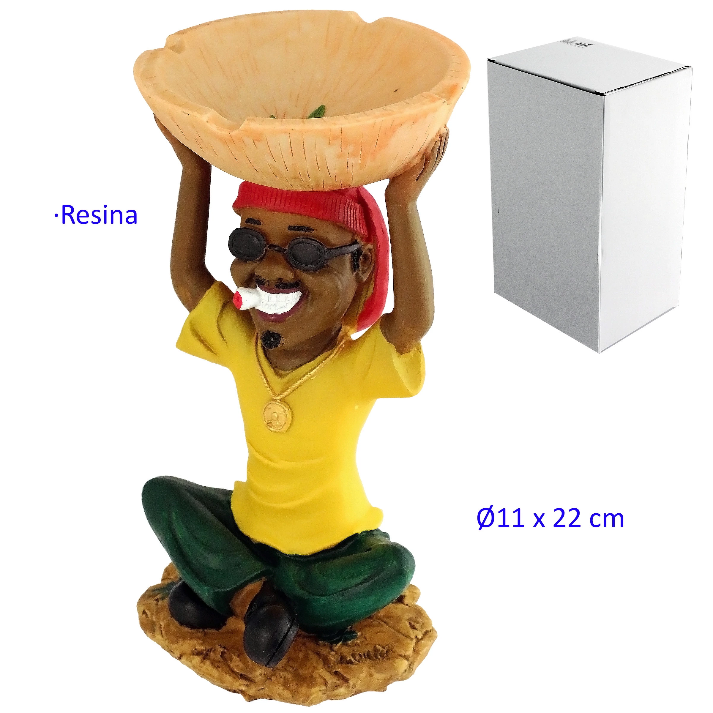 Cenicero con figura sentada que sostiene un cuenco sobre la cabeza, con gafas oscuras, gorro rojo y camiseta amarilla; al lado aparece una caja blanca.