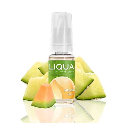 Frasco de e-líquido Liqua Melon con tapón translúcido y etiqueta verde que indica 10 ml, rodeado de trozos de melón.