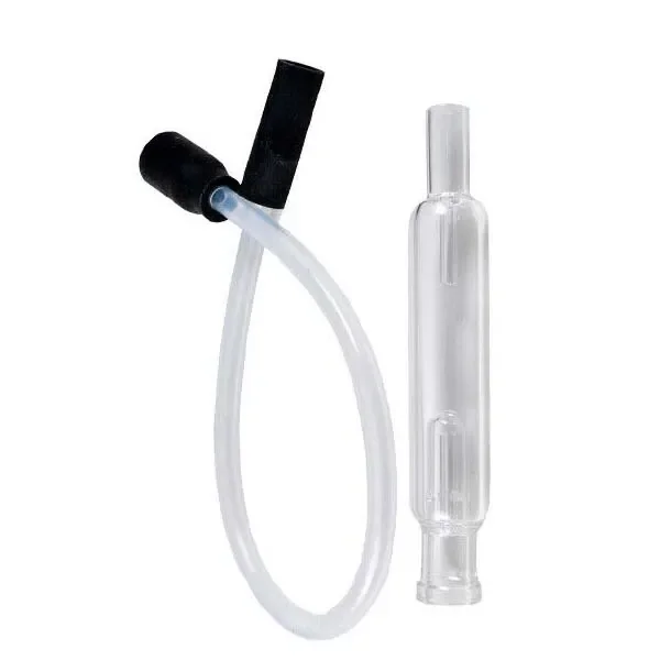Bubbler de vidrio transparente XVAPE Fog / Starry junto a un tubo flexible translúcido con conexiones negras, sobre fondo blanco.