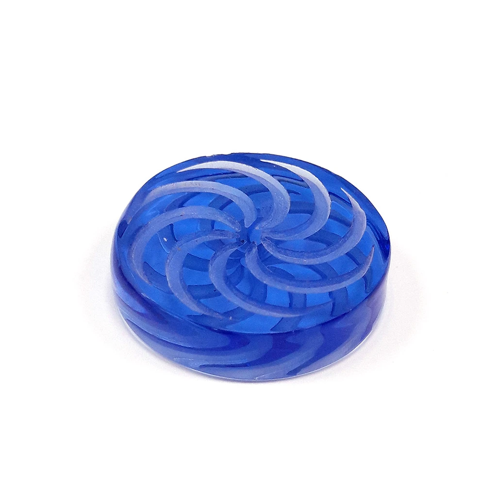 Carb Cup Cyclone Riptide Blue para bong, pieza circular azul translúcida con relieves curvos en espiral, sobre fondo blanco.