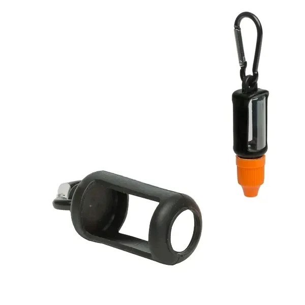 Porta e-liquid negro con mosquetón, mostrado vacío en horizontal y colgado con un bote de tapón naranja.