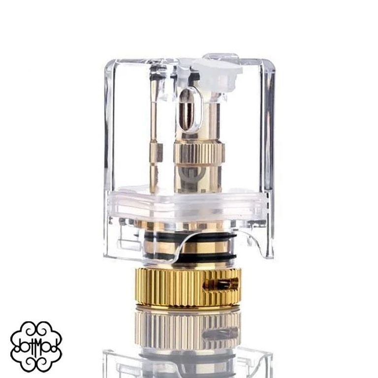 Depósito transparente para DotAio Pod de Dotmod, con pieza metálica central, juntas negras y base dorada estriada sobre fondo blanco.