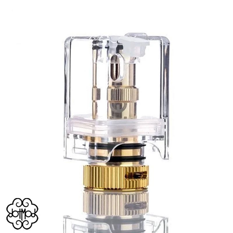 Depósito transparente para DotAio Pod de Dotmod, con pieza metálica central, juntas negras y base dorada estriada sobre fondo blanco.