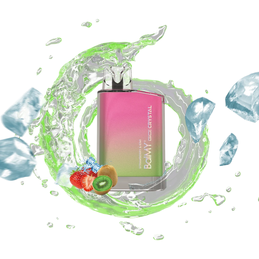 Pod Balmy GO Crystal Strawberry Kiwi con degradado rosa y verde y boquilla transparente, entre frutas, hielo y salpicaduras sobre fondo negro.