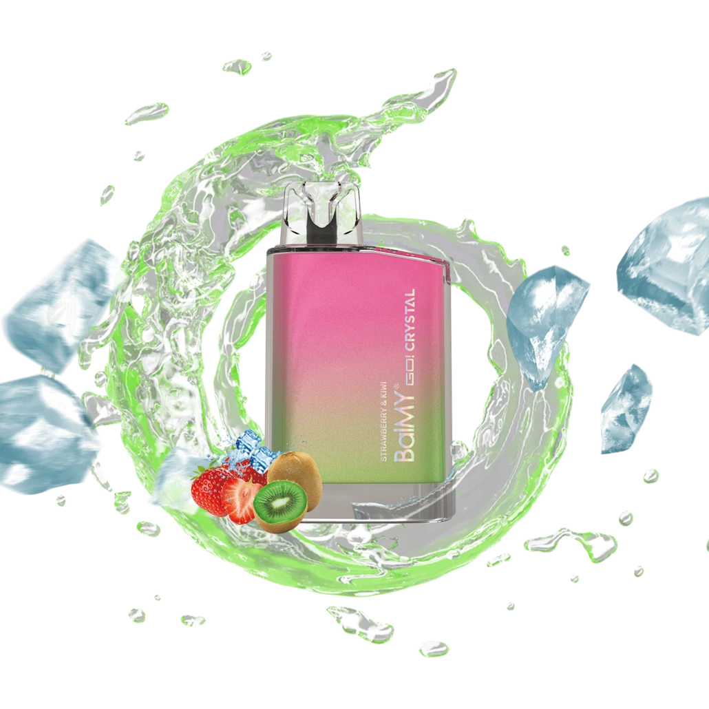 Pod Balmy GO Crystal Strawberry Kiwi con degradado rosa y verde y boquilla transparente, entre frutas, hielo y salpicaduras sobre fondo negro.