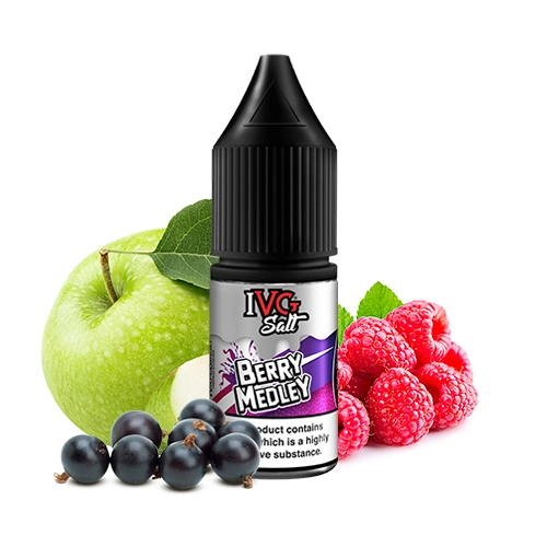 Frasco IVG Salts Berry Medley con tapón negro, rodeado de una manzana verde, frambuesas y bayas oscuras sobre fondo blanco.