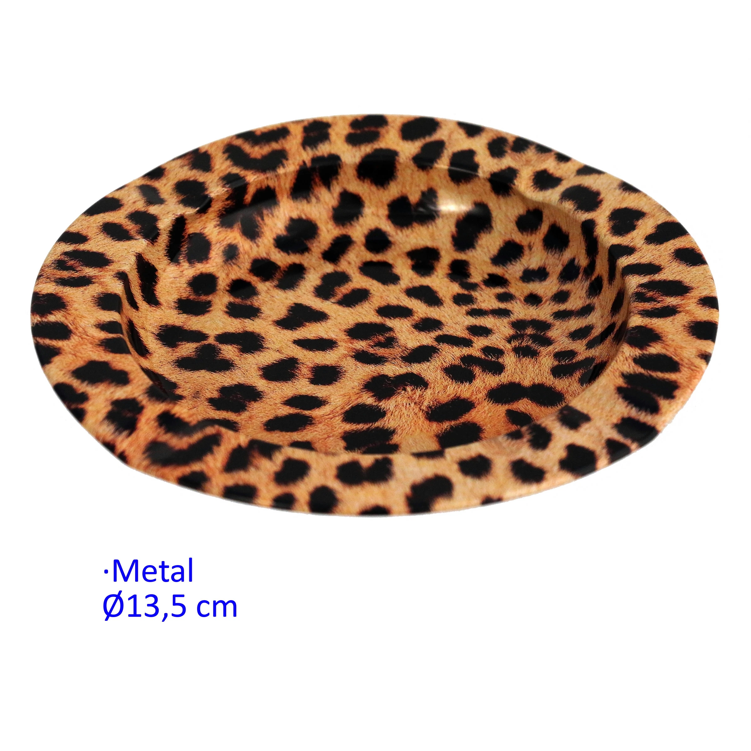 Cenicero de metal de 13,5 cm de diámetro con estampado de leopardo y borde ancho, visto en perspectiva sobre fondo blanco.