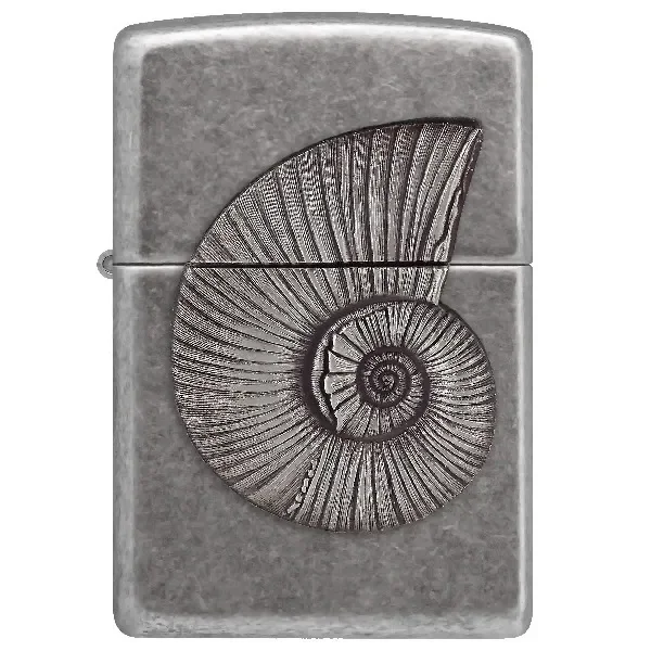 Encendedor Zippo 121FB Shell Emblem cerrado, de acabado gris moteado y con una concha en espiral en relieve sobre el frontal.