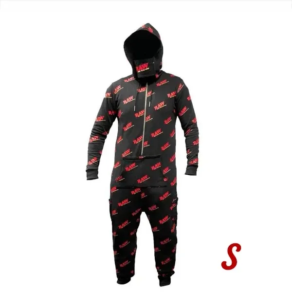 Pijama negro RAW de cuerpo entero, con capucha, cremallera frontal y logotipos rojos repetidos; una S roja indica la talla.