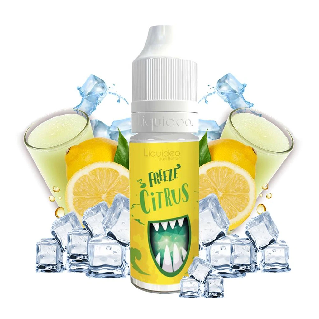 Frasco de líquido de vapeo Citrus Freeze con etiqueta amarilla, rodeado de limones cortados, vasos y cubitos de hielo sobre fondo blanco.