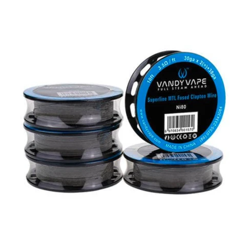 Varias bobinas de hilo Vandy Vape, apiladas y de pie, con etiqueta azul y negra que indica MTL Superfine Fused Clapton y Ni80.