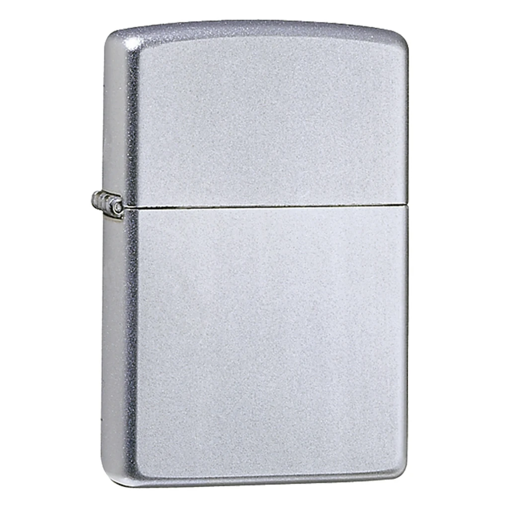 Encendedor Zippo 205 cerrado, de acabado plateado satinado, con bordes redondeados y bisagra visible en el lateral izquierdo.