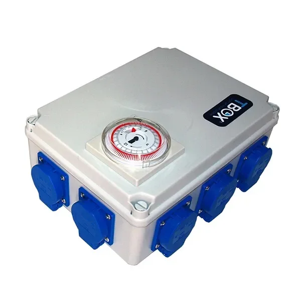 Temporizador TBOX 8 en caja gris, con reloj circular sobre la tapa y tomas eléctricas azules con tapas en los laterales.