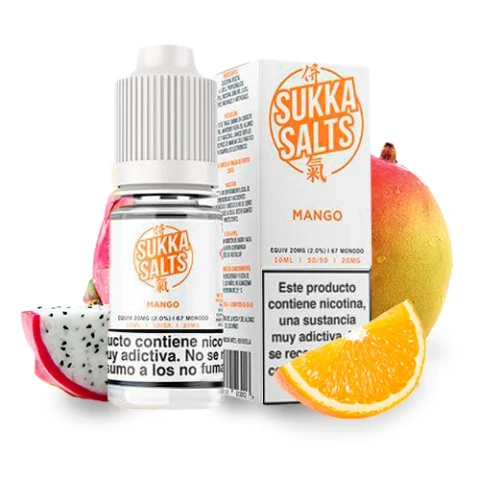 Frasco de Sukka Salts Mango con tapón blanco junto a su caja, un mango y cortes de pitahaya y naranja sobre fondo blanco.