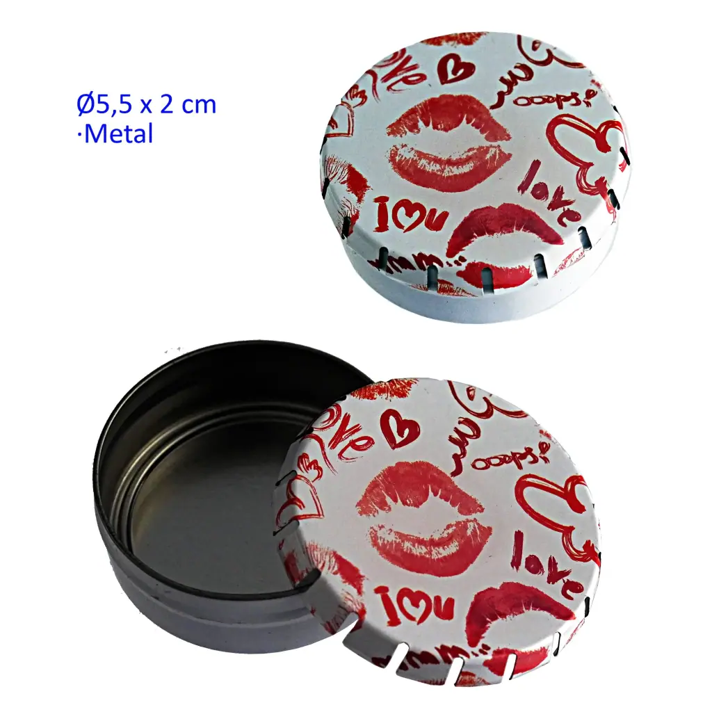 Cajita redonda de metal Click mostrada abierta y cerrada, con tapa plateada decorada con besos, corazones y palabras en rojo.