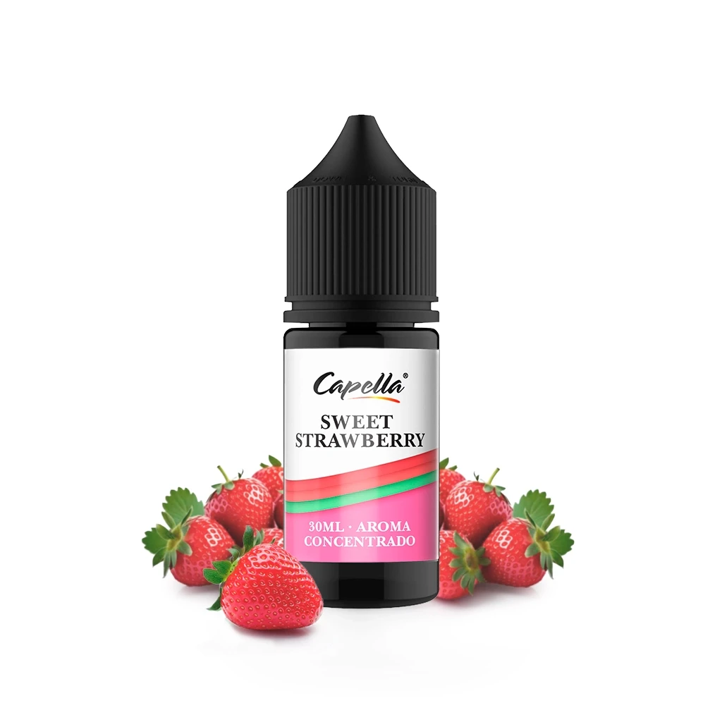 Frasco Capella Sweet Strawberry con tapón negro, etiqueta blanca y rosa con indicación de 30 ml, rodeado de fresas.