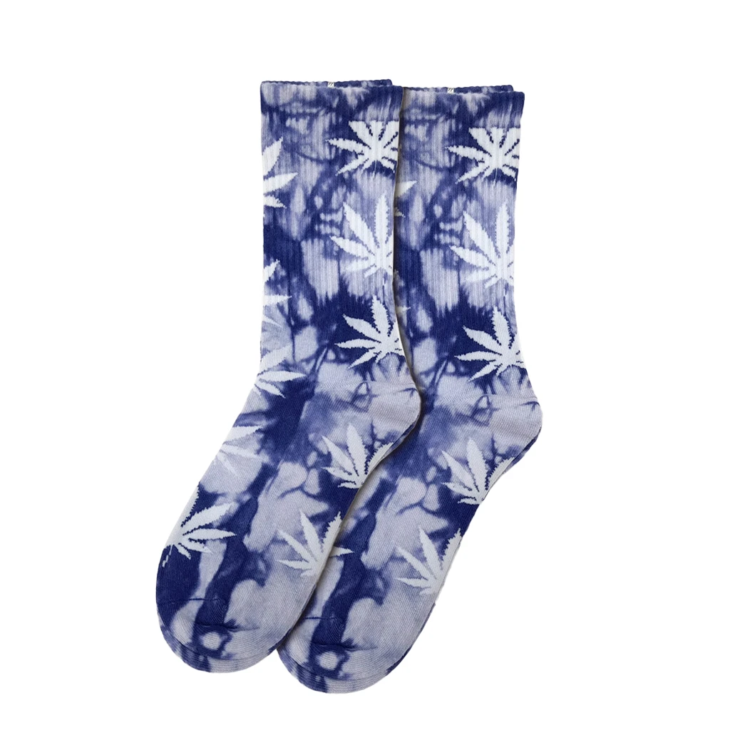 Calcetines Leaves Marine & White de caña alta, con estampado irregular azul y blanco y motivos de hojas de cannabis blancas.