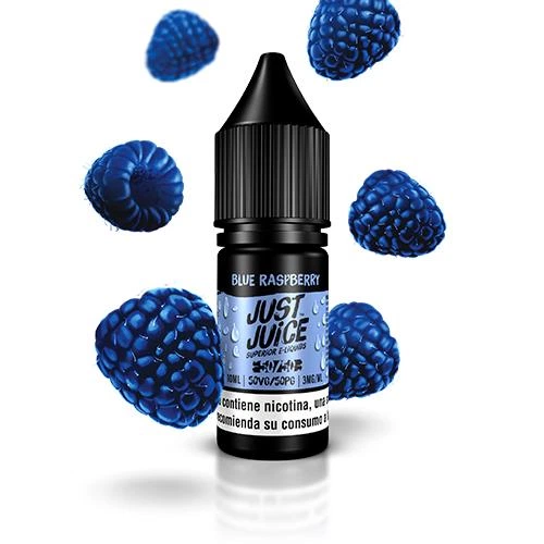 Frasco de Just Juice Blue Raspberry con tapón negro y etiqueta azul, rodeado de frambuesas azules sobre fondo blanco.