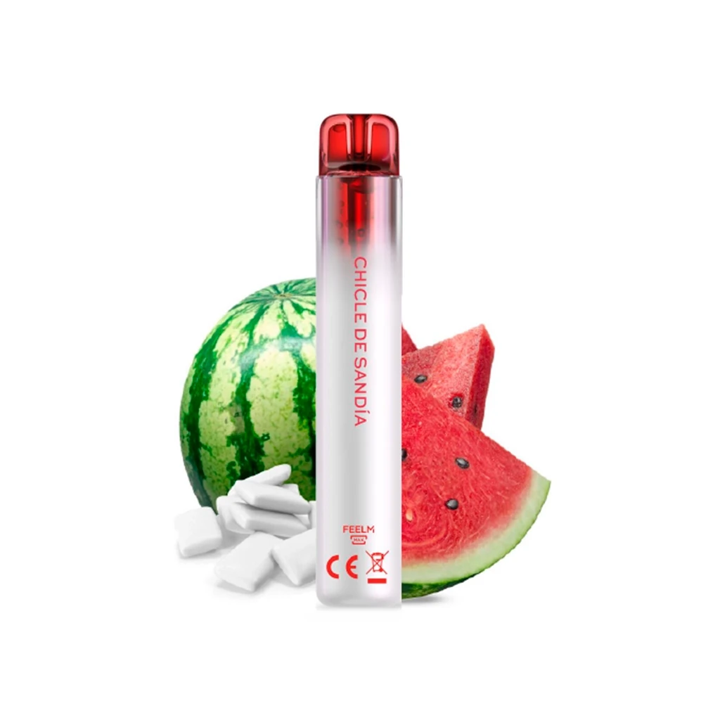 Vaper de cuerpo plateado y boquilla roja con el texto «CHICLE DE SANDÍA», delante de una sandía, rodajas y piezas blancas de chicle.