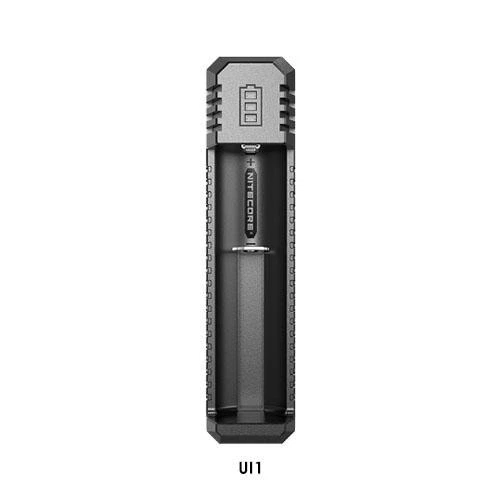 Cargador negro Nitecore UI1 visto de frente, con una ranura vacía, contactos metálicos y símbolo de batería en la parte superior. Cargador negro Nitecore UI1 visto de frente, con una ranura vacía, contactos metálicos y símbolo de batería en la parte superior.