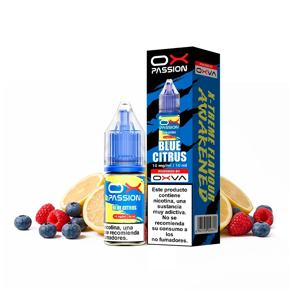 Frasco y caja de Ox Passion Blue Citrus de 10 ml y 10 mg/ml, con tapón azul, rodeados de cítricos, arándanos y frambuesas.