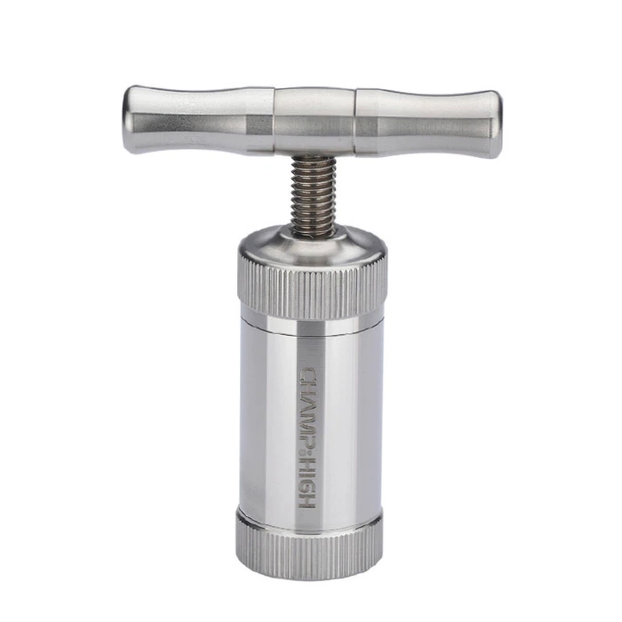 Prensa manual Champ High de cuerpo cilíndrico plateado, con mango transversal, tornillo visible y extremos estriados, sobre fondo blanco.