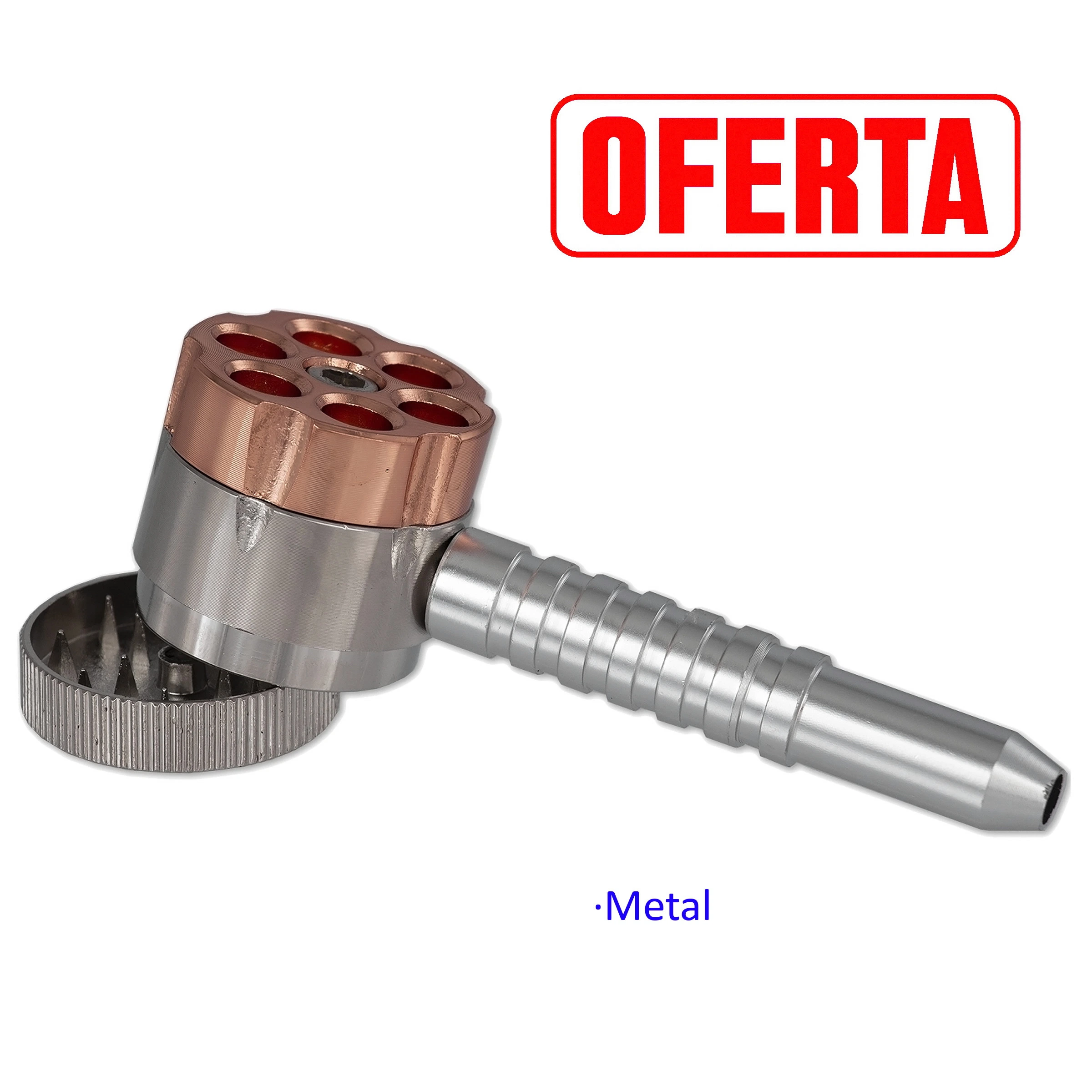 Pipa metálica con cazoleta tipo tambor de revólver en tono cobrizo, boquilla plateada alargada y grinder abierto junto a la base.