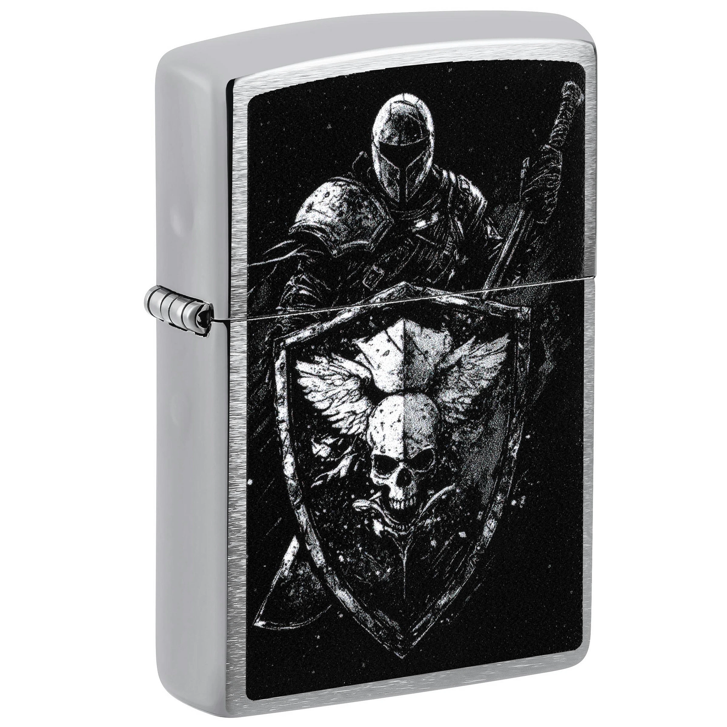 Encendedor Zippo cerrado, de acabado plateado, con ilustración en blanco y negro de un caballero y un escudo con calavera alada.
