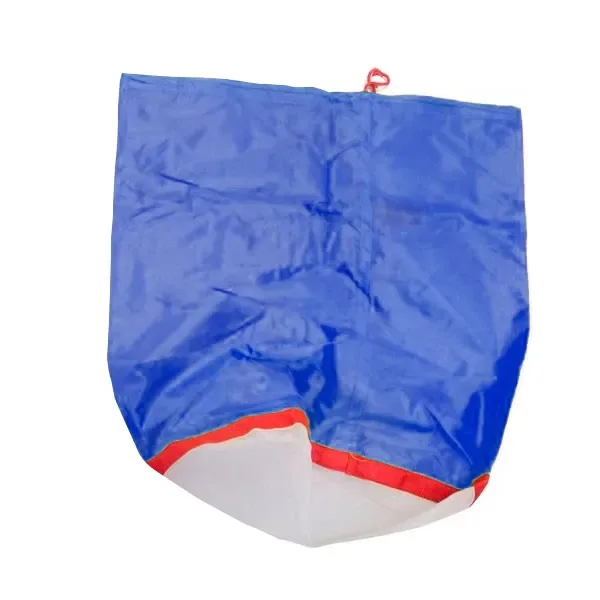 Bolsa Secret Icer azul con cuerpo arrugado, fondo de malla blanca y ribete rojo, sobre fondo blanco. Bolsa Secret Icer azul con cuerpo arrugado, fondo de malla blanca y ribete rojo, sobre fondo blanco.