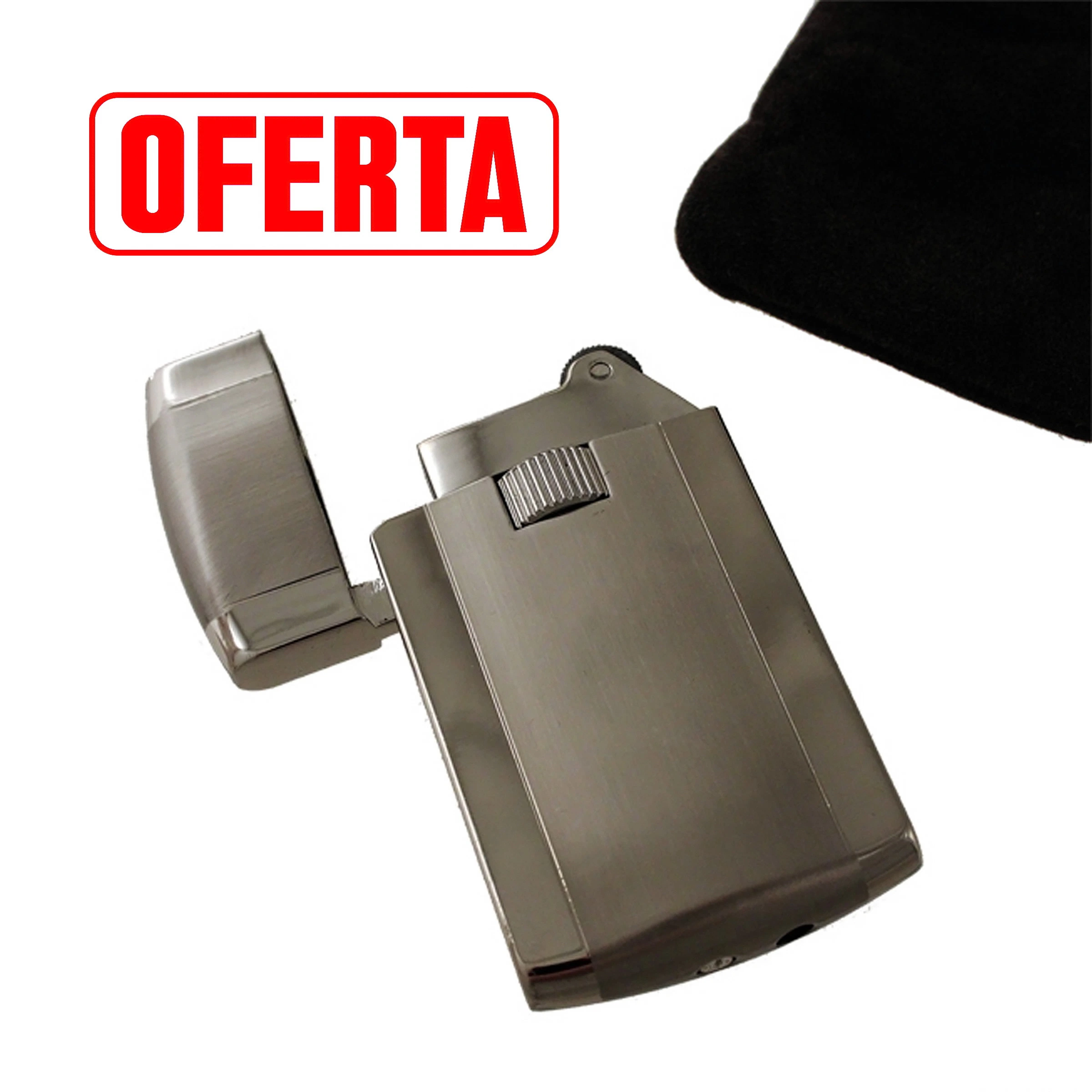 Encendedor gris de tapa abierta y rueda estriada, con parte de una funda negra visible y el texto «OFERTA» sobre fondo blanco.
