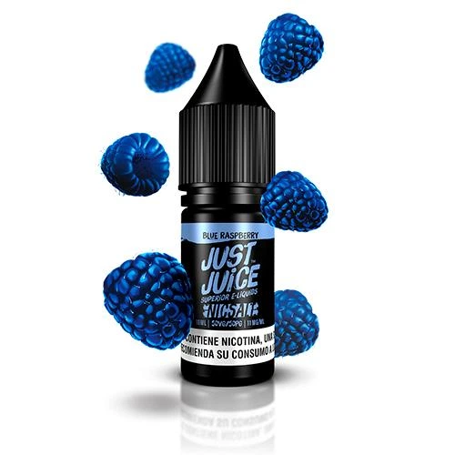 Frasco negro de Just Juice Nic Salts Blue Raspberry con tapón alargado, etiqueta azul y negra y frambuesas azules alrededor.