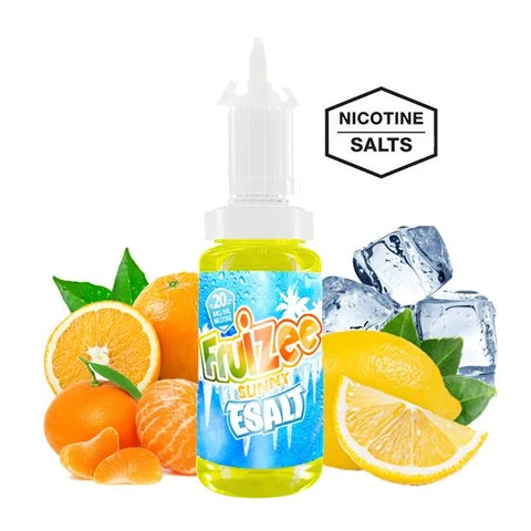 Frasco Sunny E-Salt de líquido amarillo con etiqueta azul, rodeado de cítricos y cubitos de hielo sobre fondo blanco.