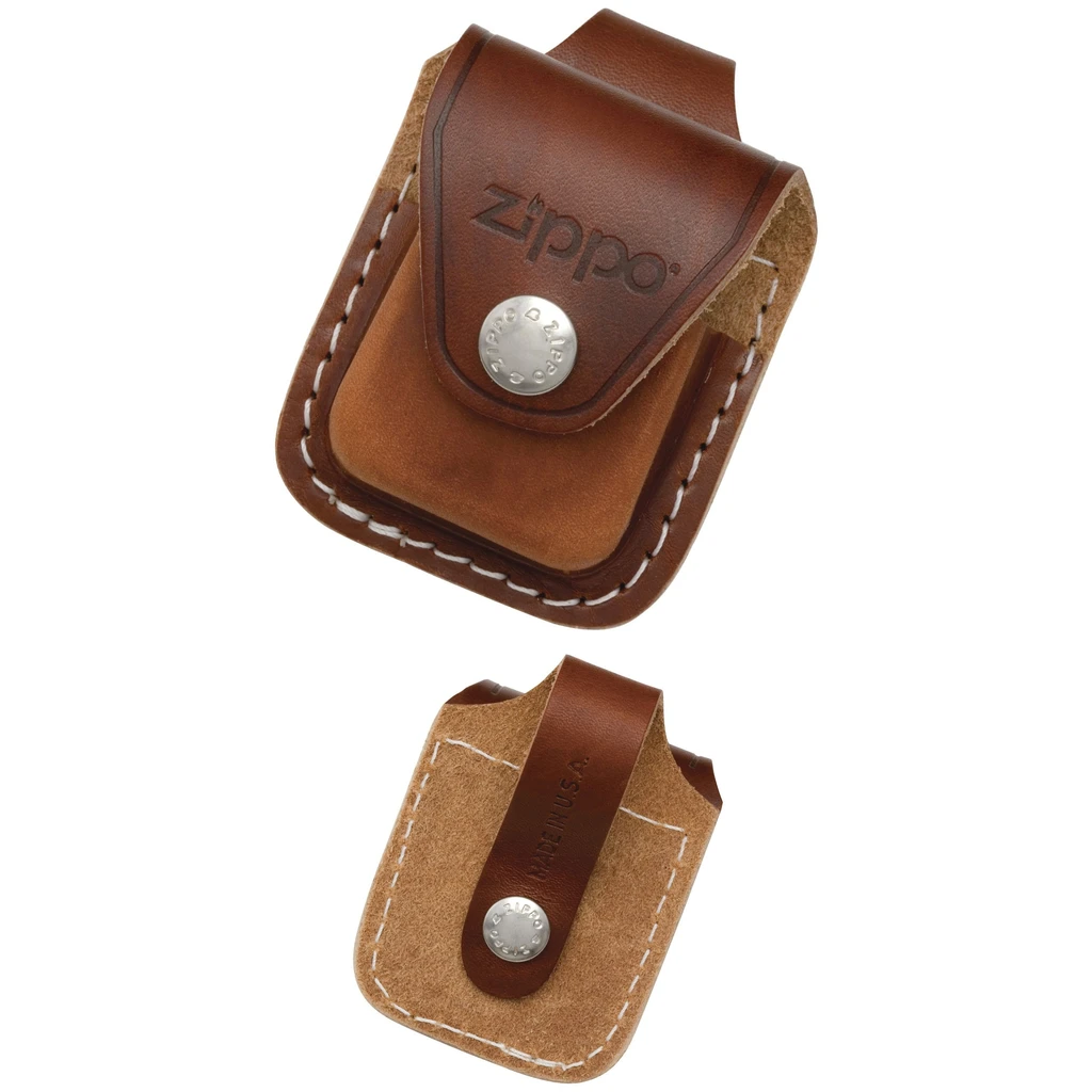 Funda marrón para mechero Zippo en vista frontal y trasera, con solapa, cierre metálico, costuras claras y trabilla posterior.