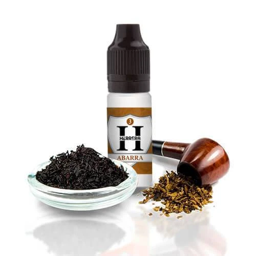 Frasco de Herrera Abarra con tapón negro, junto a una pipa marrón, tabaco suelto y un recipiente de vidrio con hebras oscuras.