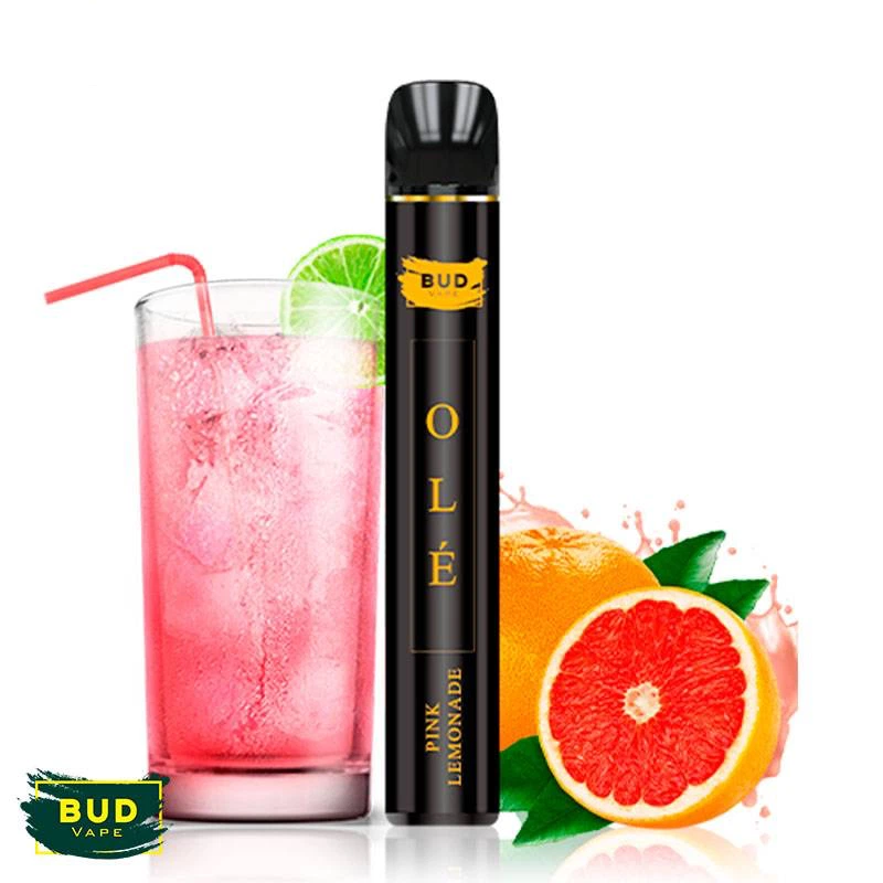 Vaper negro y dorado Bud Vape Olé Pink Lemonade junto a un vaso de bebida rosa con hielo, pajita y cítricos cortados.