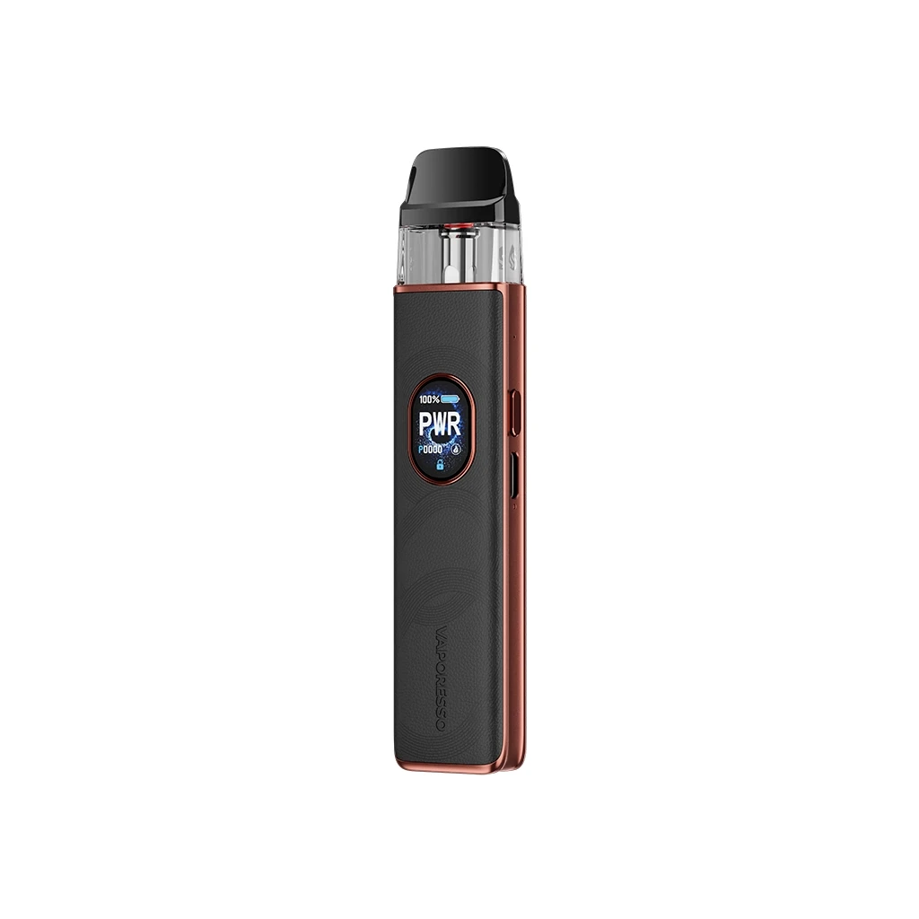 Vaporesso Xros 5 con frontal negro, bordes cobrizos, pantalla encendida y depósito transparente con boquilla negra sobre fondo blanco. Vaporesso Xros 5 con frontal negro, bordes cobrizos, pantalla encendida y depósito transparente con boquilla negra sobre fondo blanco.