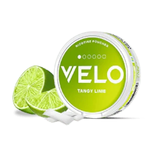 Envase redondo VELO Tangy Lime con etiqueta verde, junto a lima cortada y bolsitas blancas sobre fondo negro. Envase redondo VELO Tangy Lime con etiqueta verde, junto a lima cortada y bolsitas blancas sobre fondo negro.
