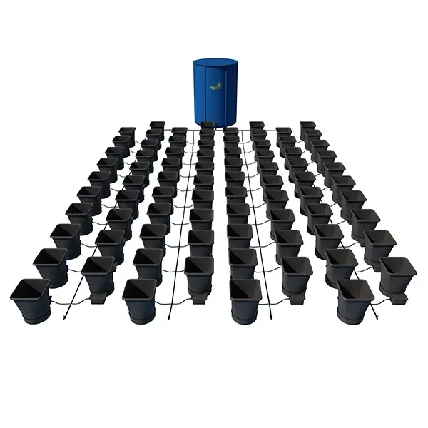 Sistema AutoPot con varias macetas negras en filas, conectadas mediante tubos, y un depósito cilíndrico azul al fondo.