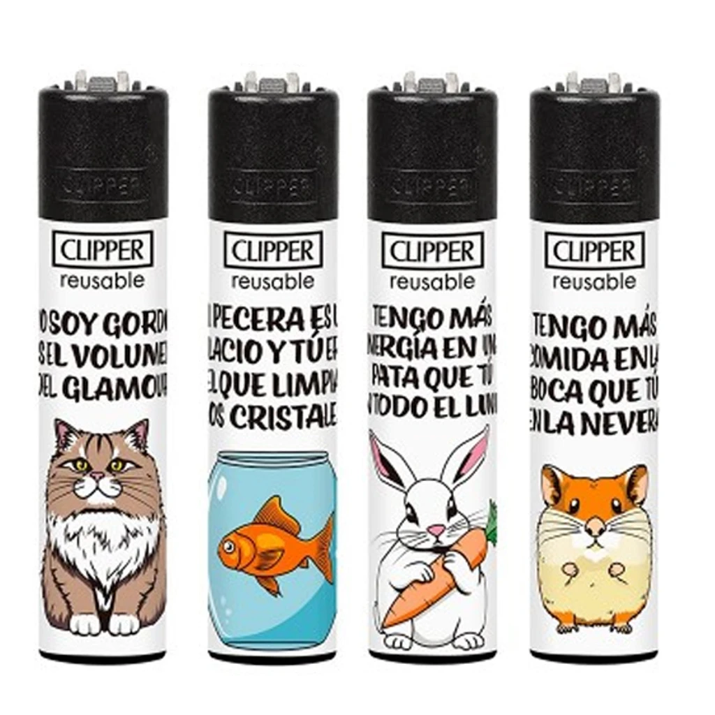 Selección de mecheros Clipper blancos con cabezal negro, frases en español y distintos dibujos de gato, pez, conejo y hámster.