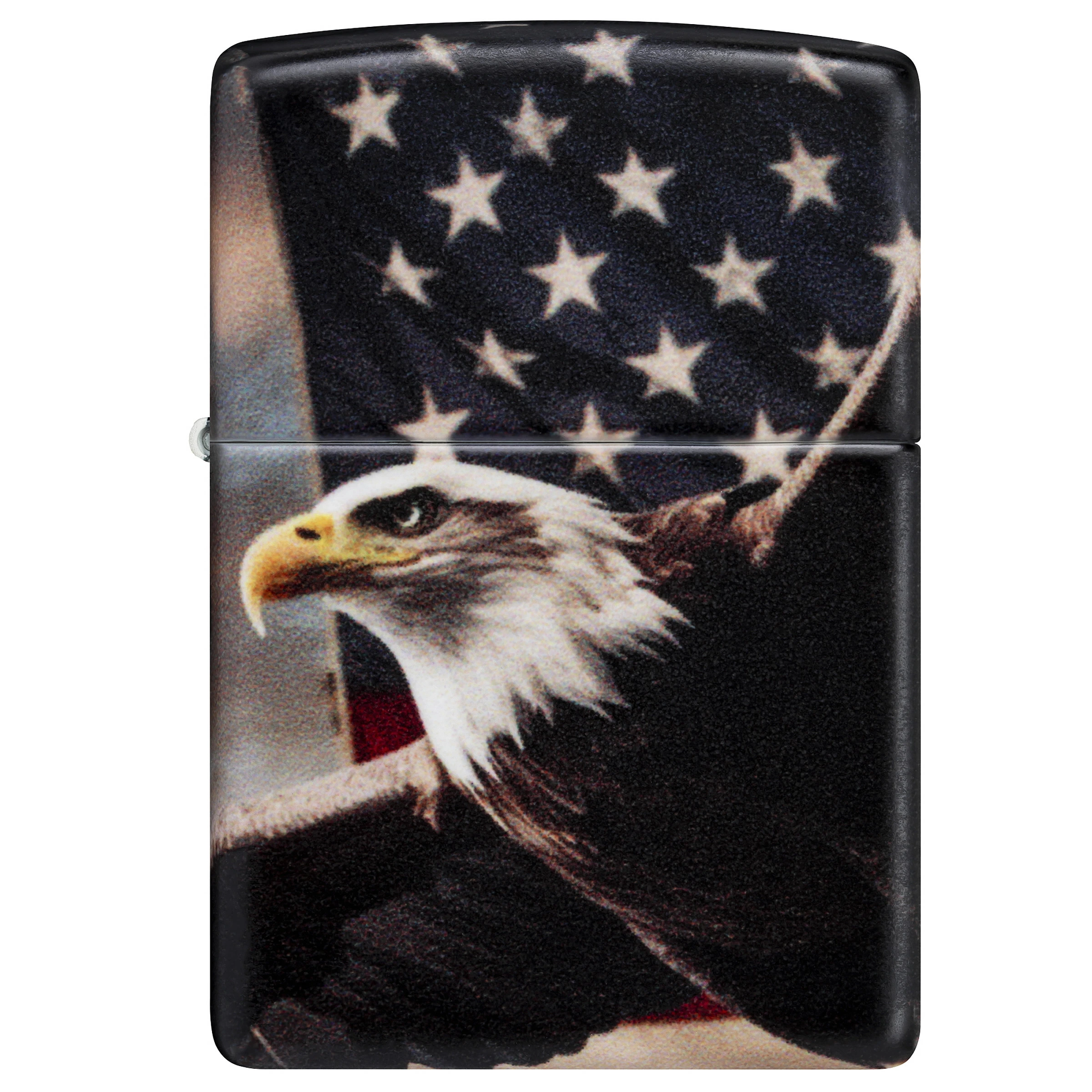 Encendedor Zippo cerrado, visto de frente, decorado con la cabeza de un águila y la bandera de Estados Unidos sobre fondo oscuro.