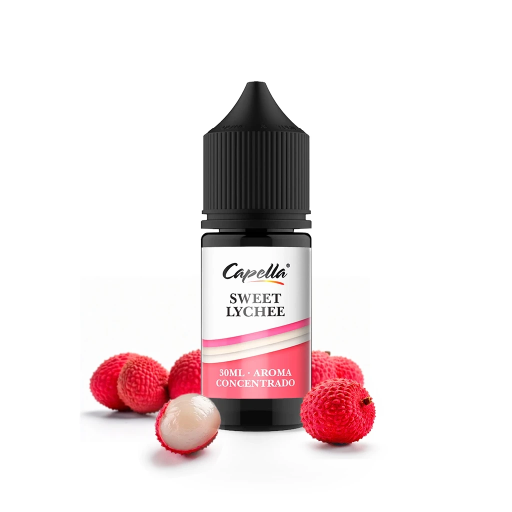 Frasco de Capella Sweet Lychee de 30 ml con tapón negro y etiqueta blanca y rosa, rodeado de lichis enteros y uno abierto.
