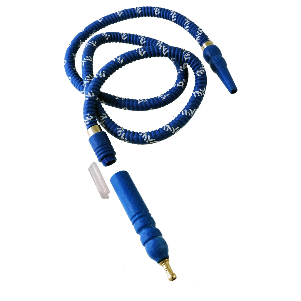 Manguera azul enrollada para cachimba, con extremos azules, boquilla separada con conector dorado y una pieza translúcida. Manguera azul enrollada para cachimba, con extremos azules, boquilla separada con conector dorado y una pieza translúcida.