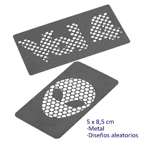 Grinders planos tipo tarjeta en metal gris, con perforaciones que forman una hoja y un rostro de alienígena. Grinders planos tipo tarjeta en metal gris, con perforaciones que forman una hoja y un rostro de alienígena.
