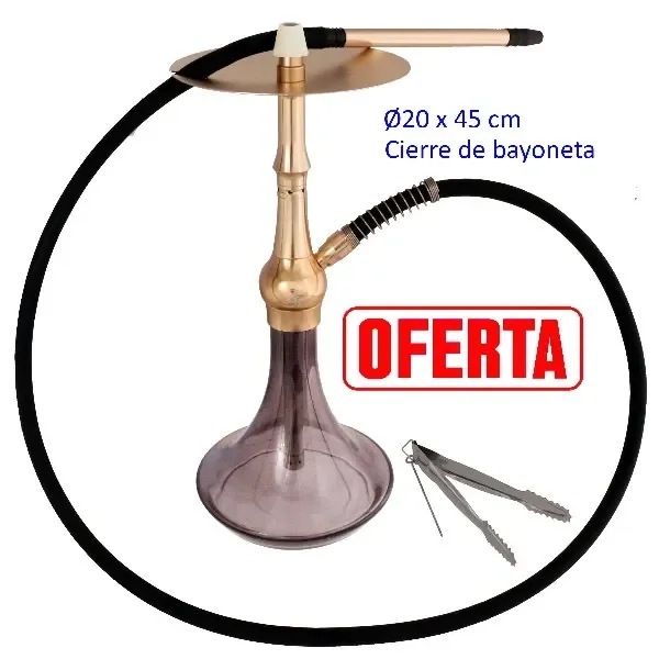 Shisha de cuerpo dorado y base translúcida violácea, con manguera negra, boquilla sobre el plato y pinzas al lado.