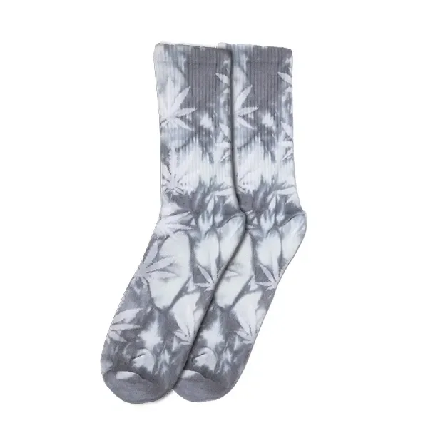 Calcetines de caña alta en gris y blanco, con estampado de hojas de cannabis, superpuestos sobre fondo blanco.