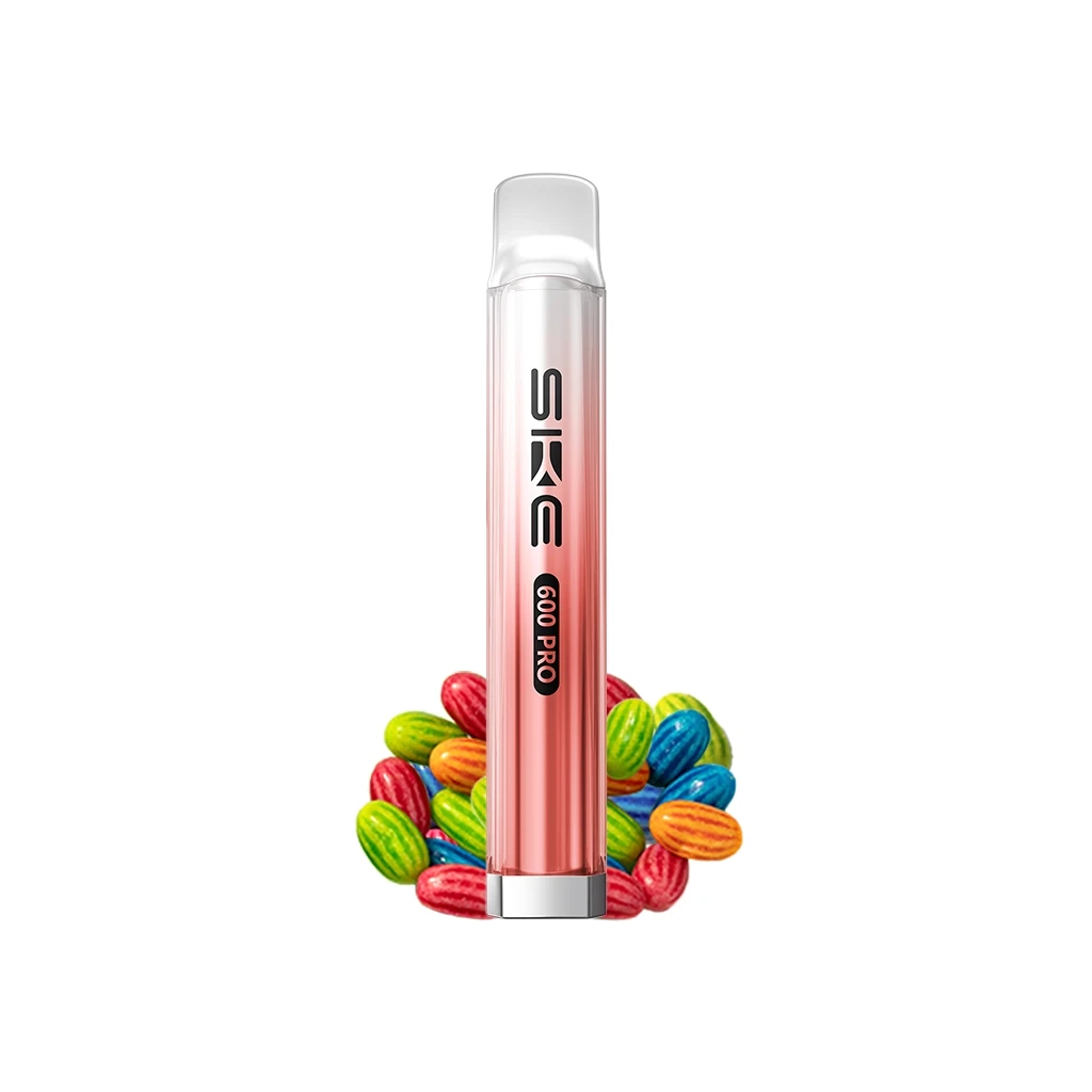 Dispositivo de vapeo Ske Crystal 600 Pro Watermelon Burst, de cuerpo rosa y boquilla transparente, con caramelos de colores al pie.