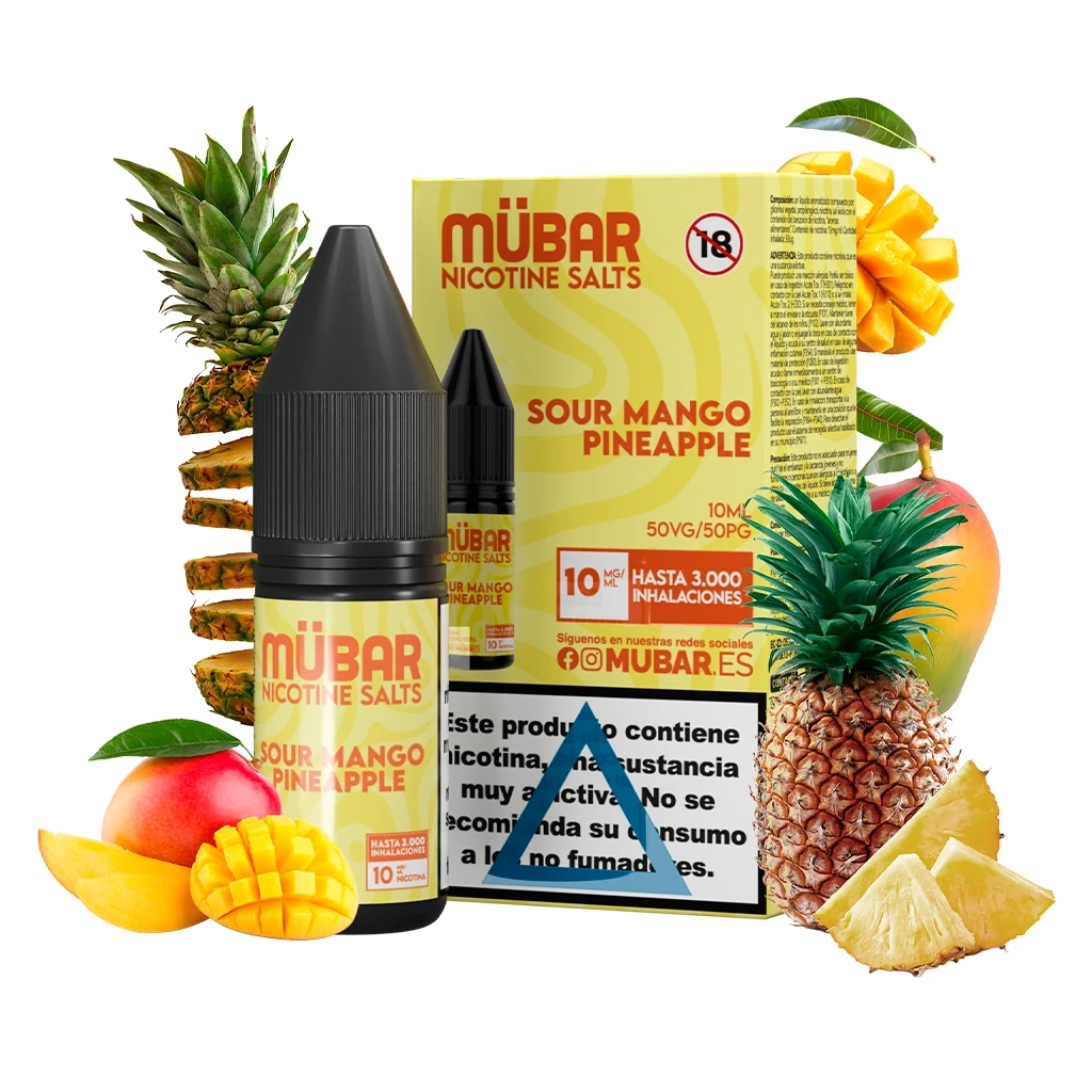 Frasco y caja amarilla de Mübar Salts Sour Mango Pineapple, rodeados de mangos y piñas enteros y cortados sobre fondo blanco.