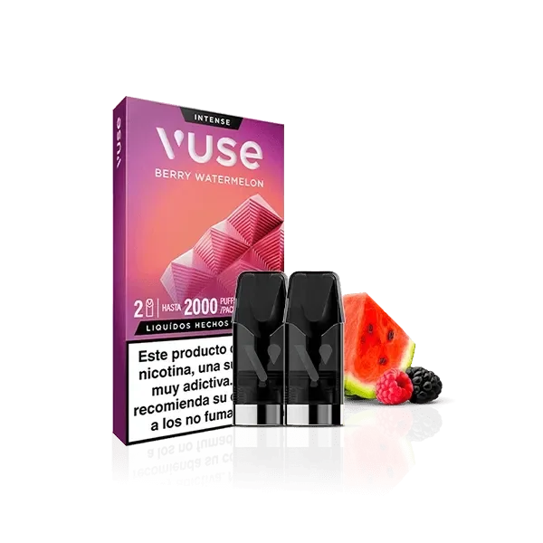 Pods negros Vuse Berry Watermelon frente a su caja rosa con advertencia sobre nicotina, junto a sandía y frutos rojos sobre fondo negro.