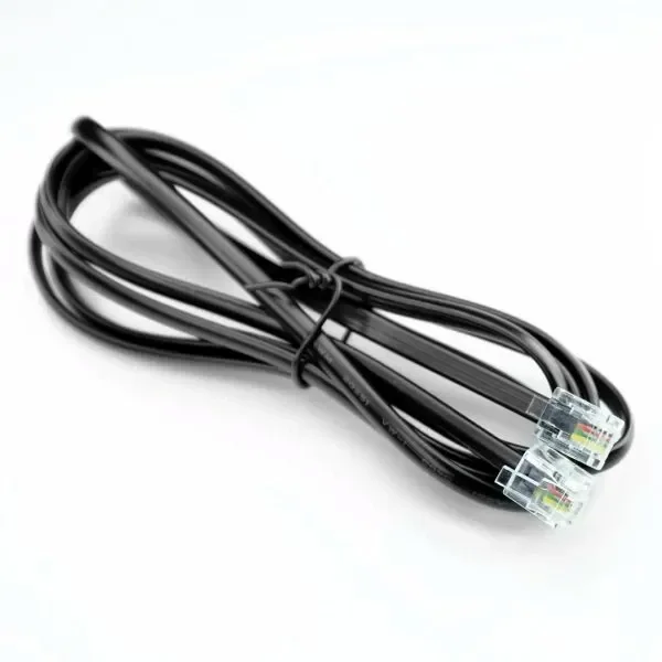 Cable negro enrollado y sujeto por el centro, con conectores transparentes RJ11 y contactos de colores visibles sobre fondo blanco.